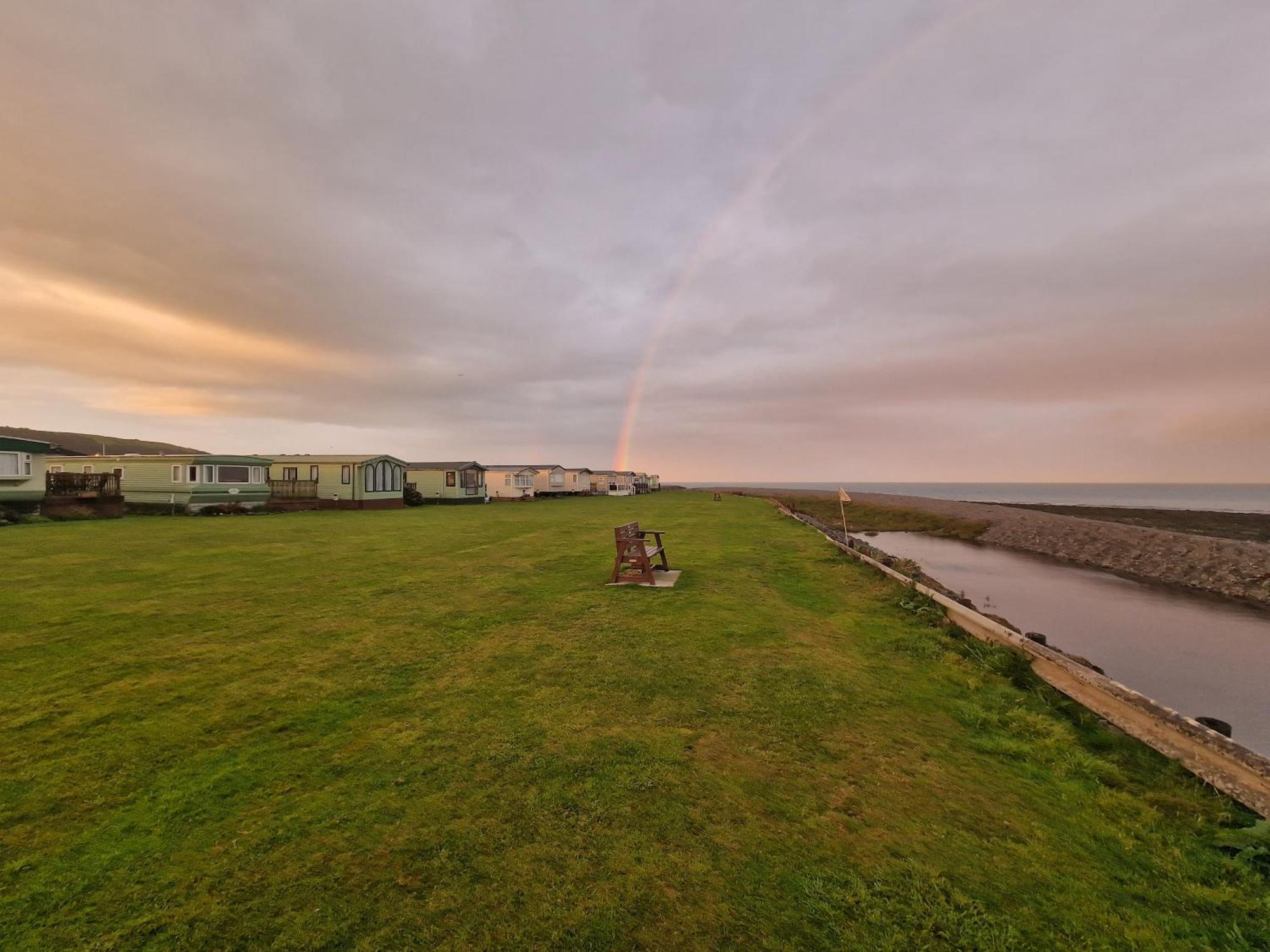 ホテル Bayview At Pengarreg Llanrhystyd エクステリア 写真