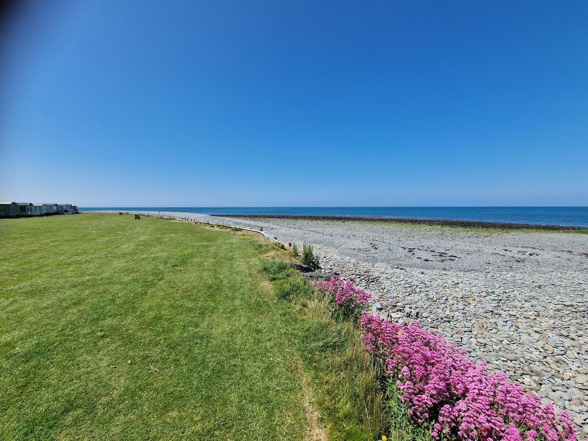 ホテル Bayview At Pengarreg Llanrhystyd エクステリア 写真