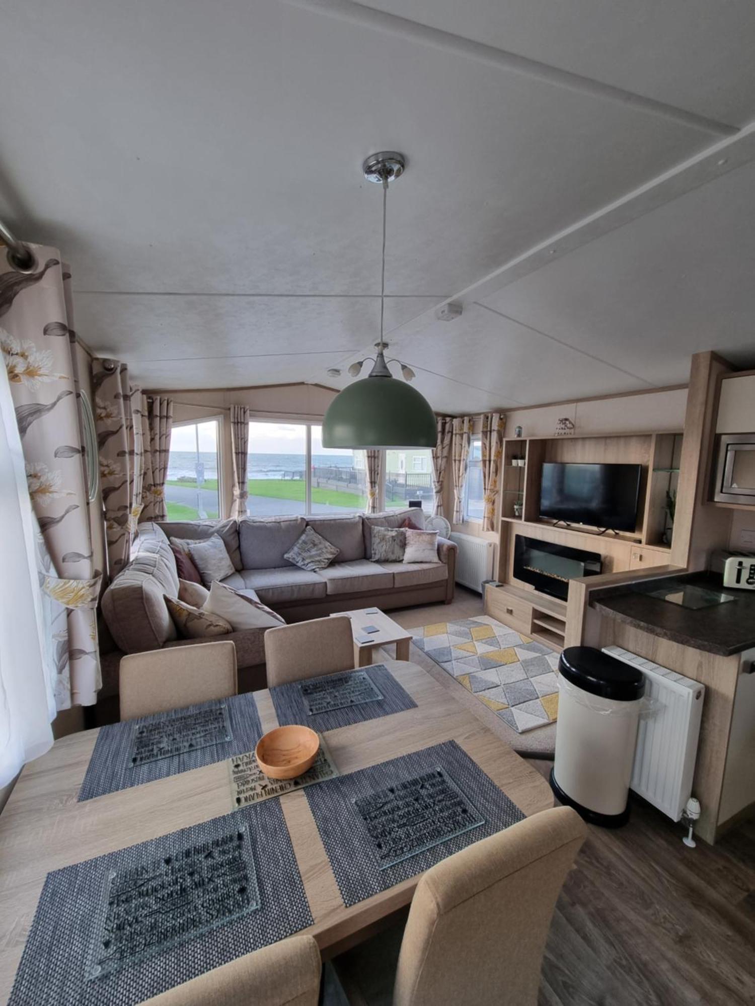 ホテル Bayview At Pengarreg Llanrhystyd エクステリア 写真