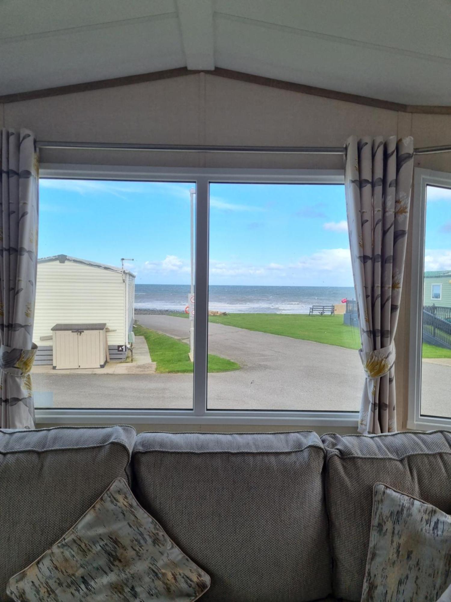 ホテル Bayview At Pengarreg Llanrhystyd エクステリア 写真